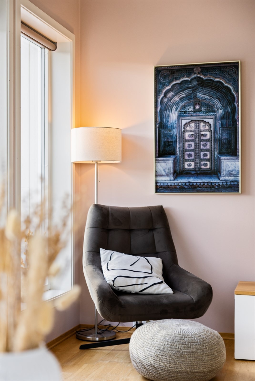 Nyt utsikten eller en god bok ved stuevinduet Galleribilde