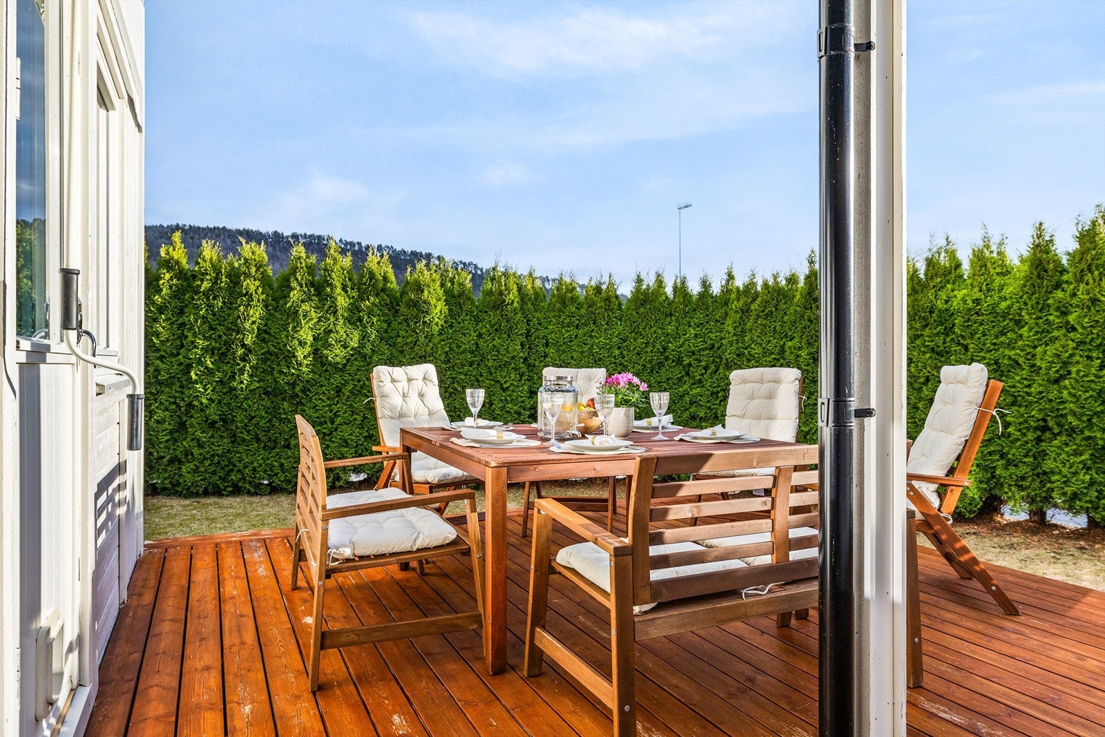 Herlig terrasse hvor familie og venner kan samles en sommerdag Galleribilde