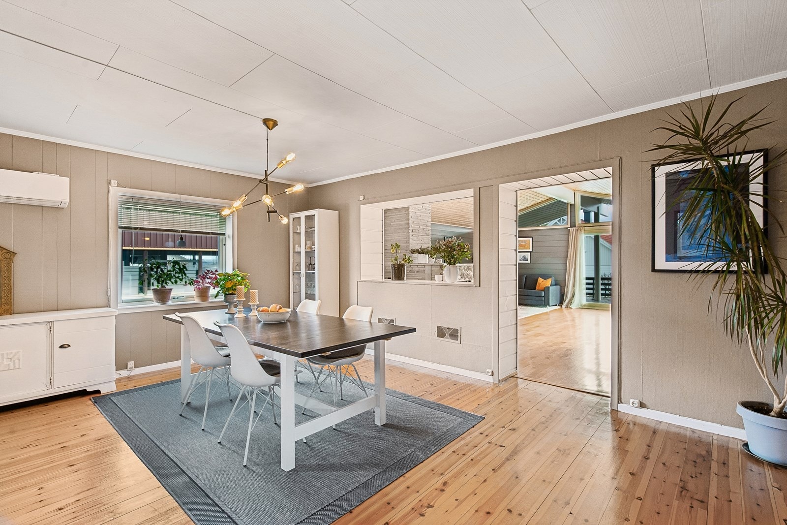 Spisestuen har god plass til langbord og er et naturlig samlingspunkt mellom stuene. Galleribilde