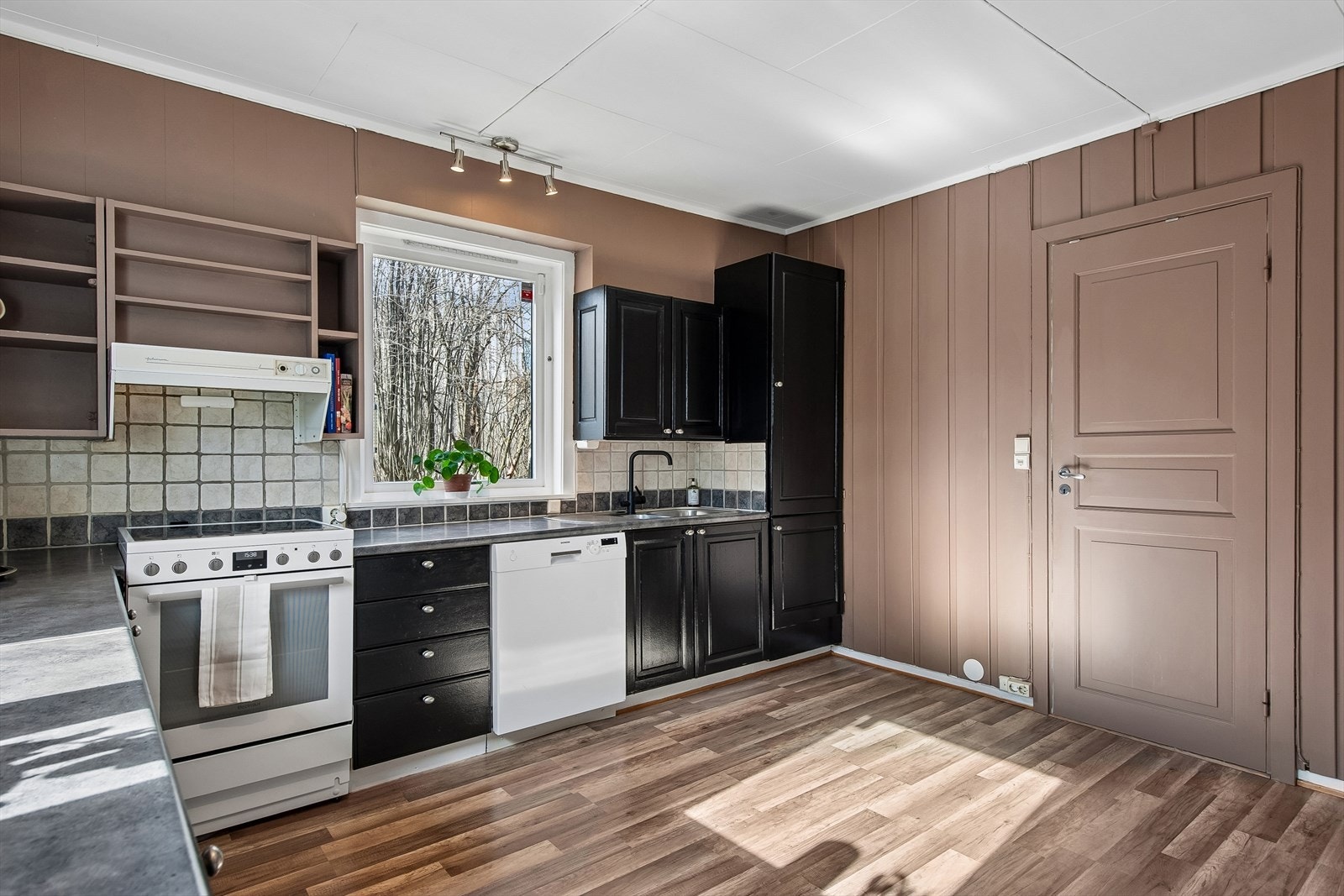 Kjøkkenet har mekanisk avtrekk, og det ble installert en ny kurs til komfyr med komfyrvakt i 2020. Galleribilde