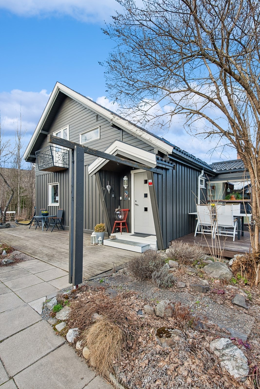 Hyggelig inngangsparti med markterrasse. Galleribilde