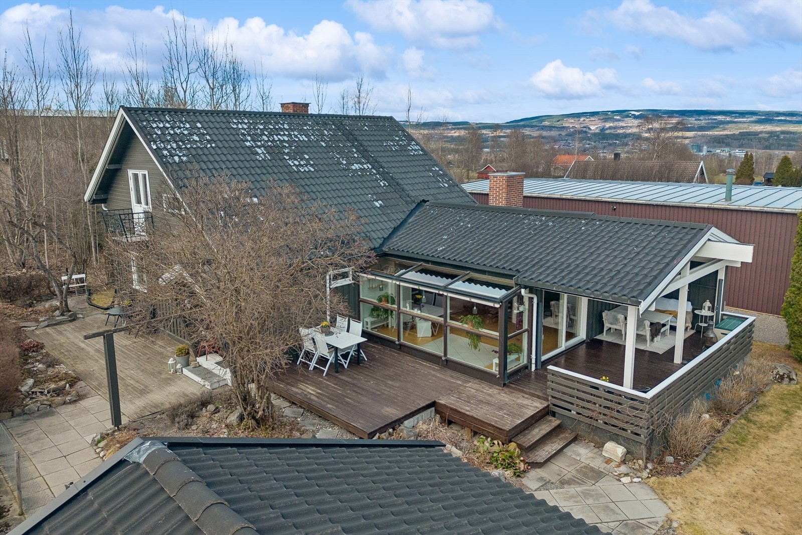 Eneboligen har et samlet terrasse- og balkongareal på 69 m², fordelt på flere soner. Galleribilde