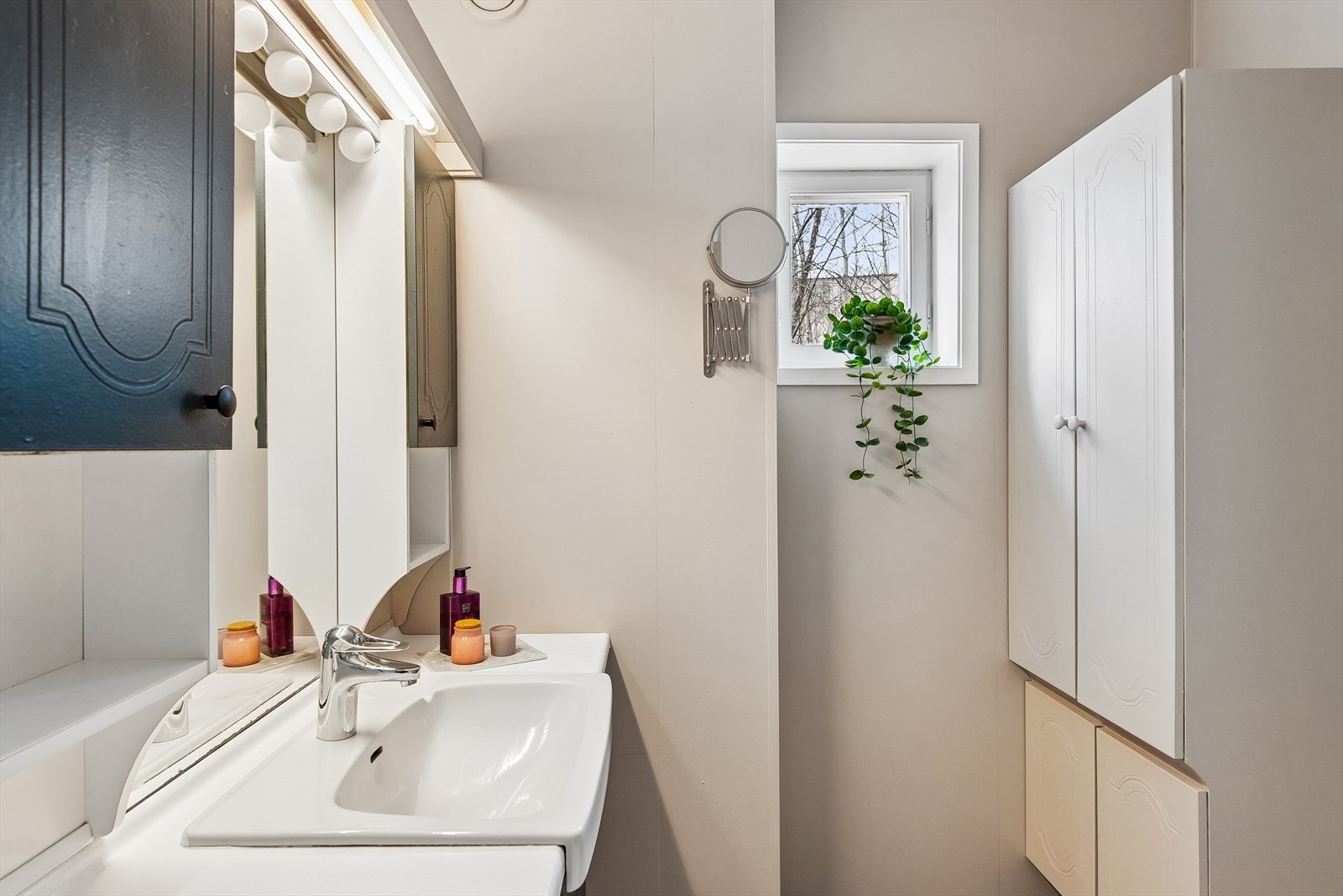 Badet i første etasje har innredning med nedfelt servant, speil og belysning samt dusjkabinett. Galleribilde