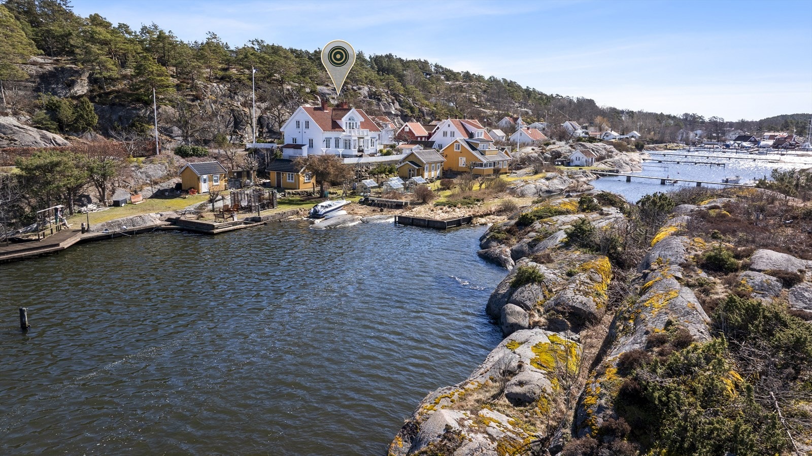 Nordvik Tønsberg v/Christoffer Kvalshaugen har gleden av å presentere denne nydelige og klassiske villaen i vakre, solfylte og vestvendte Langvika! (Foto: Magik) Galleribilde