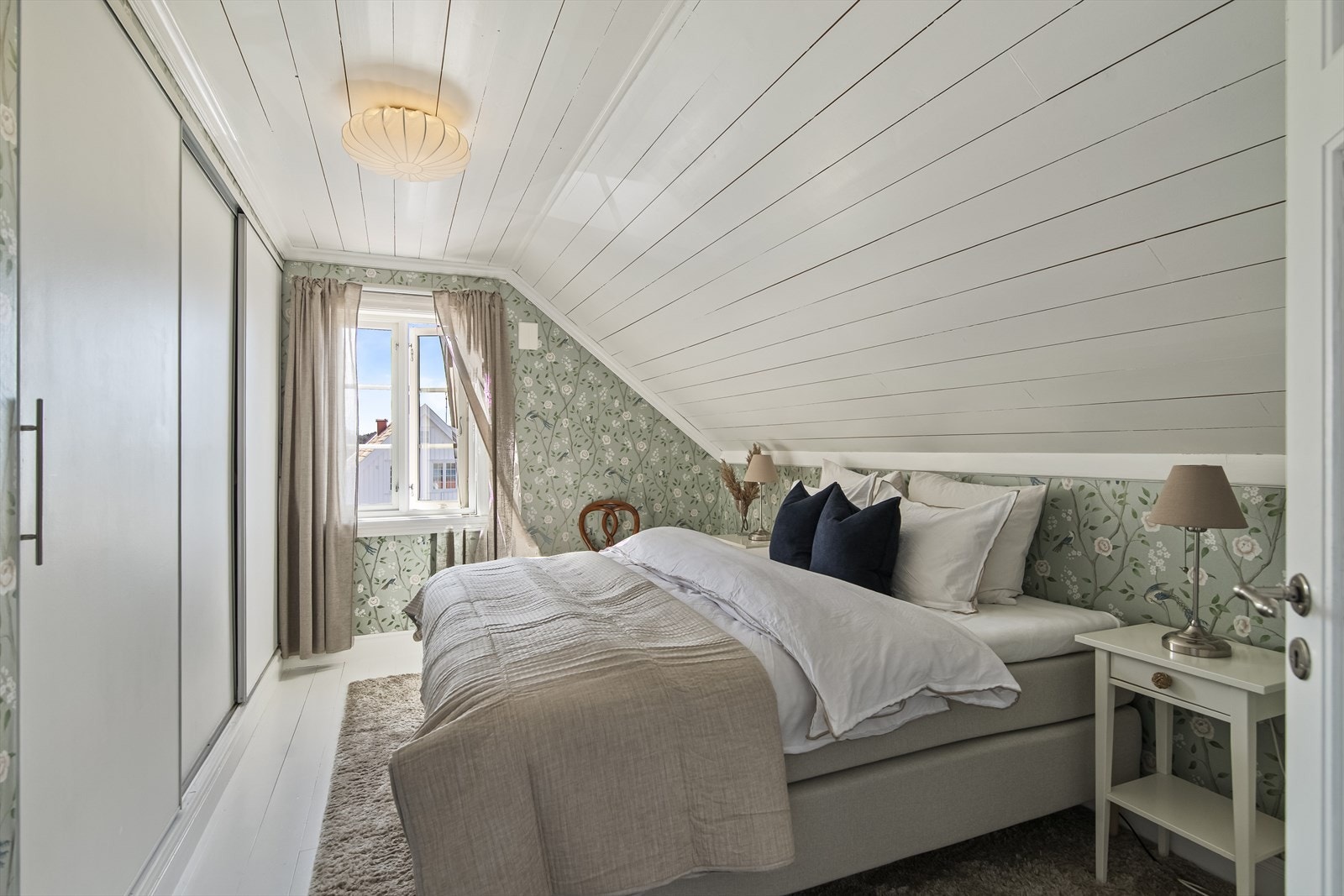 Tre soverom er samlet i 2. etasje. Hovedsoverommet er et avslappende tilholdssted i suiteløsning med det flotte badet fra 2021. Det er god plass til dobbeltseng, og rommet har mye oppbevaring i en plassbygd skyvedørsgarderobe med hvite fronter. Galleribilde