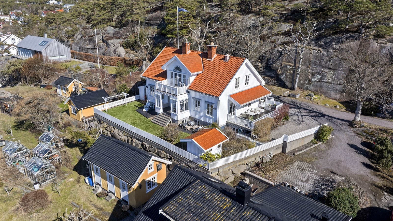 Dette er en nydelig, klassisk villa med flott særpreg, fantastiske omgivelser og eventyrlig skjærgårdsutsikt. Galleribilde