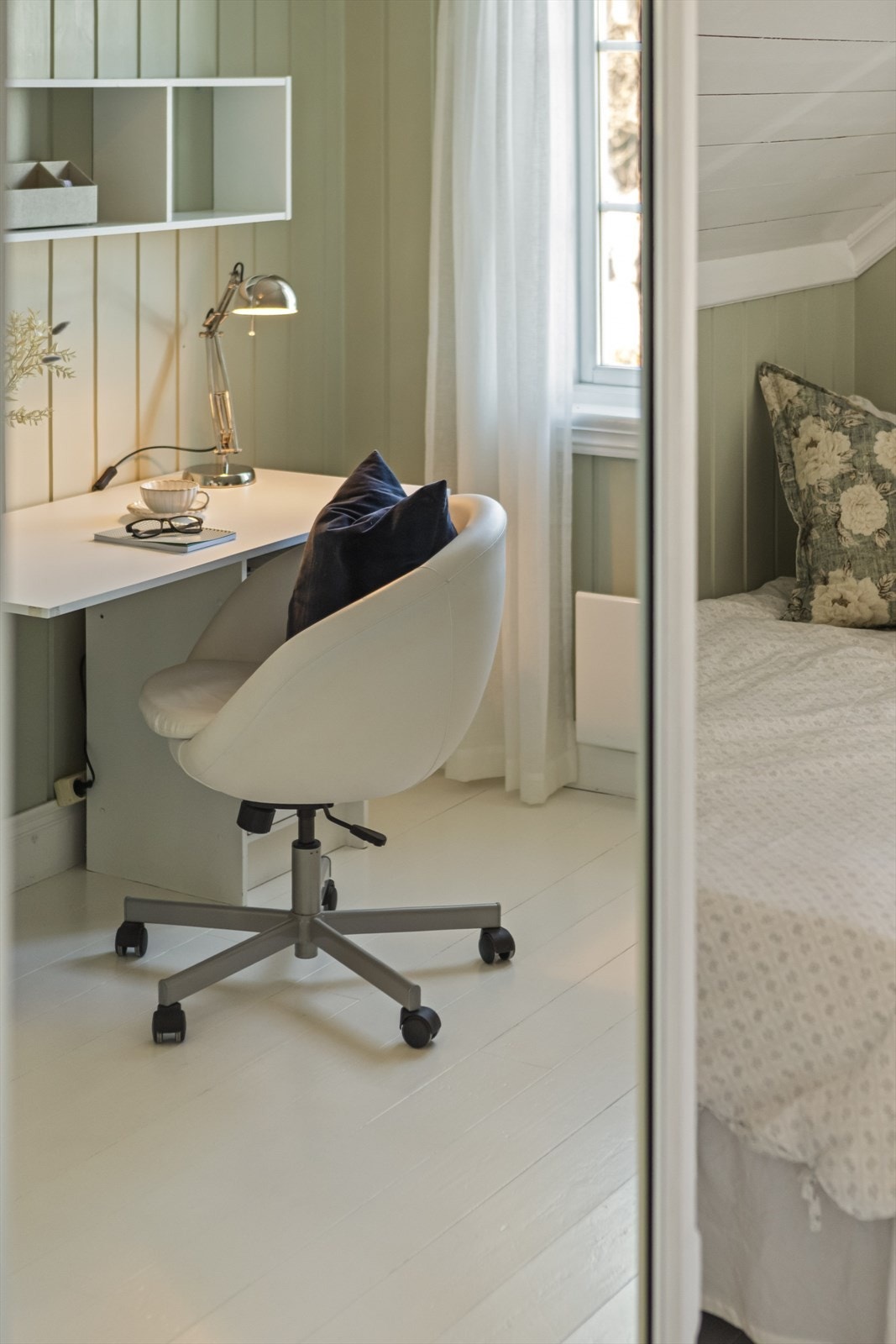 Også et av de andre soverommene er innredet med en plassbygd garderobe, og godt med ekstra lagringsplass finnes på loftet, i tre kjellerboder og i et kjølerom i kjelleren. Galleribilde