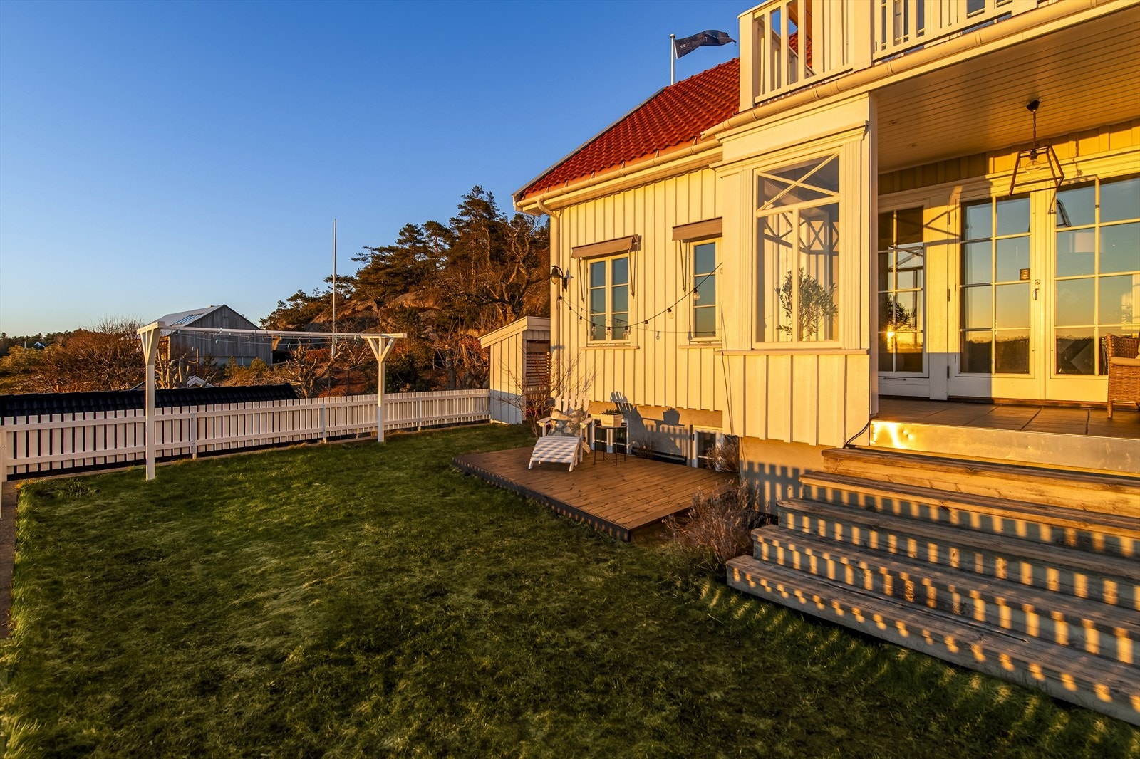 På tomten er det også et sjarmerende lite lekehus, med utelys og strømuttak både innvendig og utvendig. I tillegg er det en redskapsbod bak huset mot nord. Galleribilde