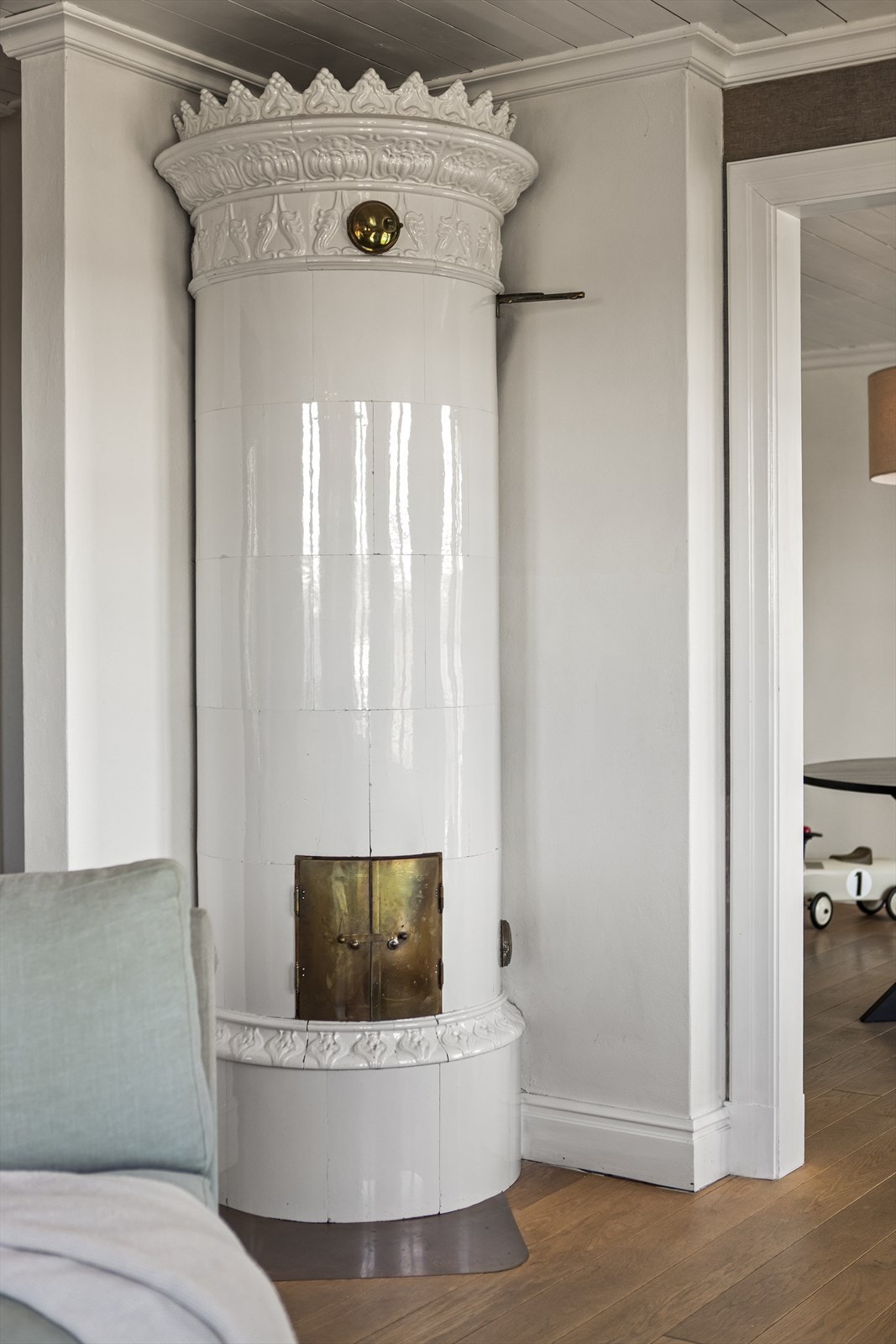 Det ene rommet har direkte tilknytning til spisestuen, og høydepunktet må sies å være en vakker kakkelovn i hjørnet. Galleribilde