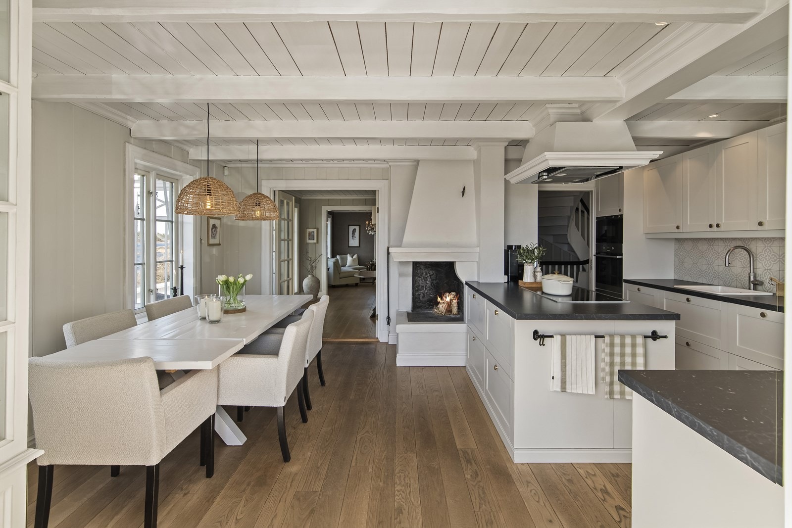 Downlights i taket tilfører ekstra lys til matlagingen. Alle hvitevarene er integrerte, bestående av vinskap, stekeovn, induksjonstopp, to kjøleskuffer, oppvaskmaskin og mikrobølgeovn. Galleribilde