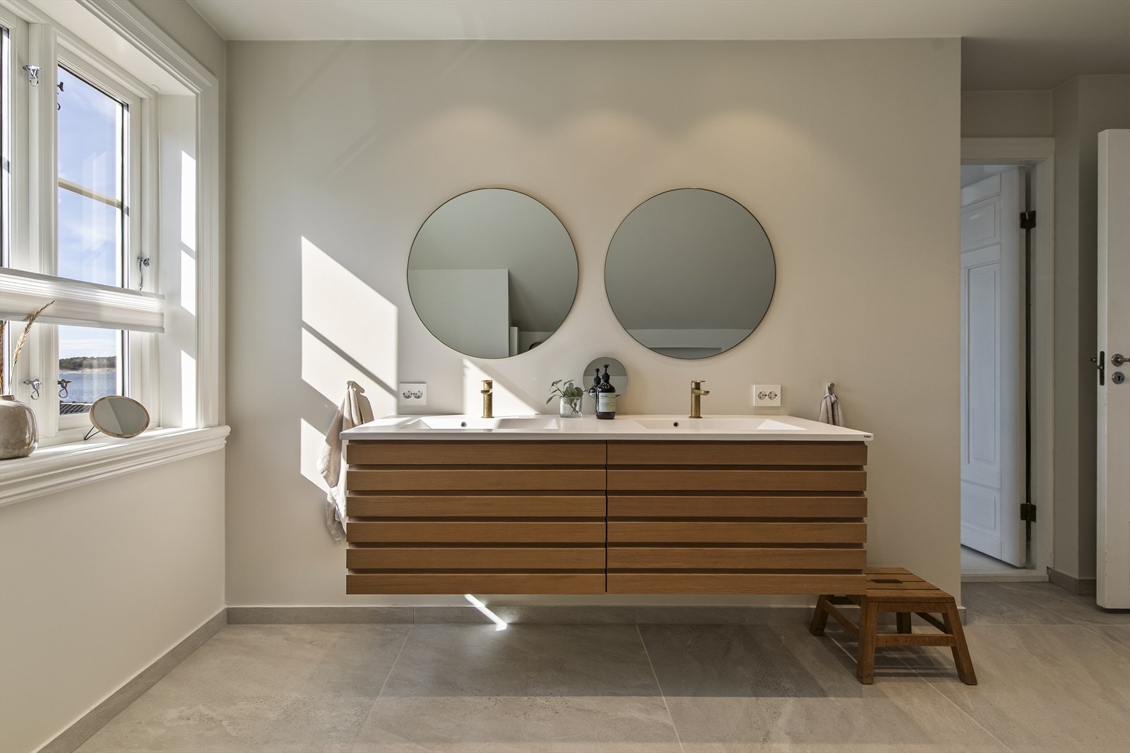 I 2. etasje ligger badet tilknyttet hovedsoverommet, men det er også adkomst fra loftstuen. Badet har en herlig spa-atmosfære, og er pusset opp med en toppmoderne finish i 2021. Galleribilde