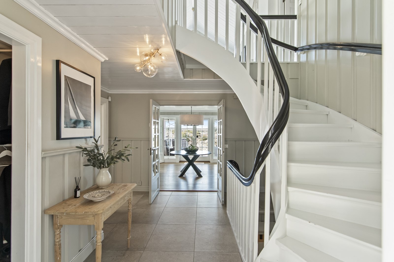 Vel inne gir hallen et godt førsteinntrykk, med store, beige gulvfliser og gråbeige brystningspanel på veggene. En adskilt garderobenisje er innredet med hyller og knagger. Galleribilde