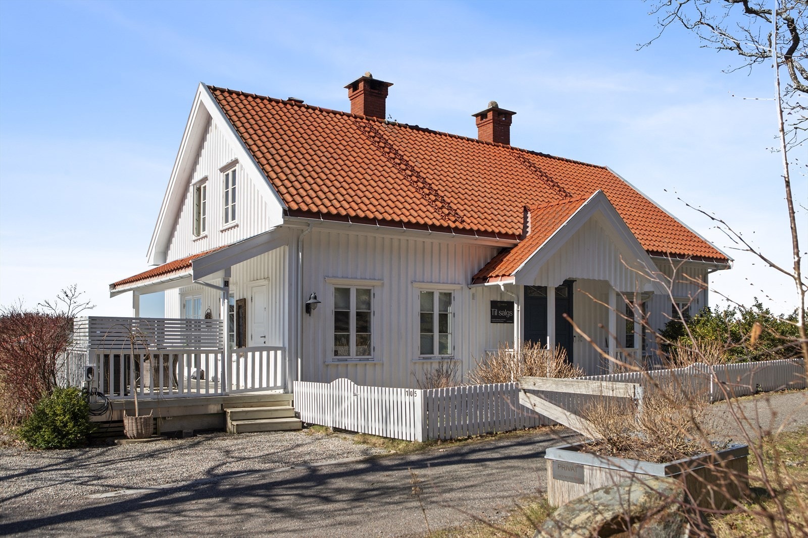 Inngangen er overbygd, og har en dobbel ytterdør i mørkeblått. Galleribilde
