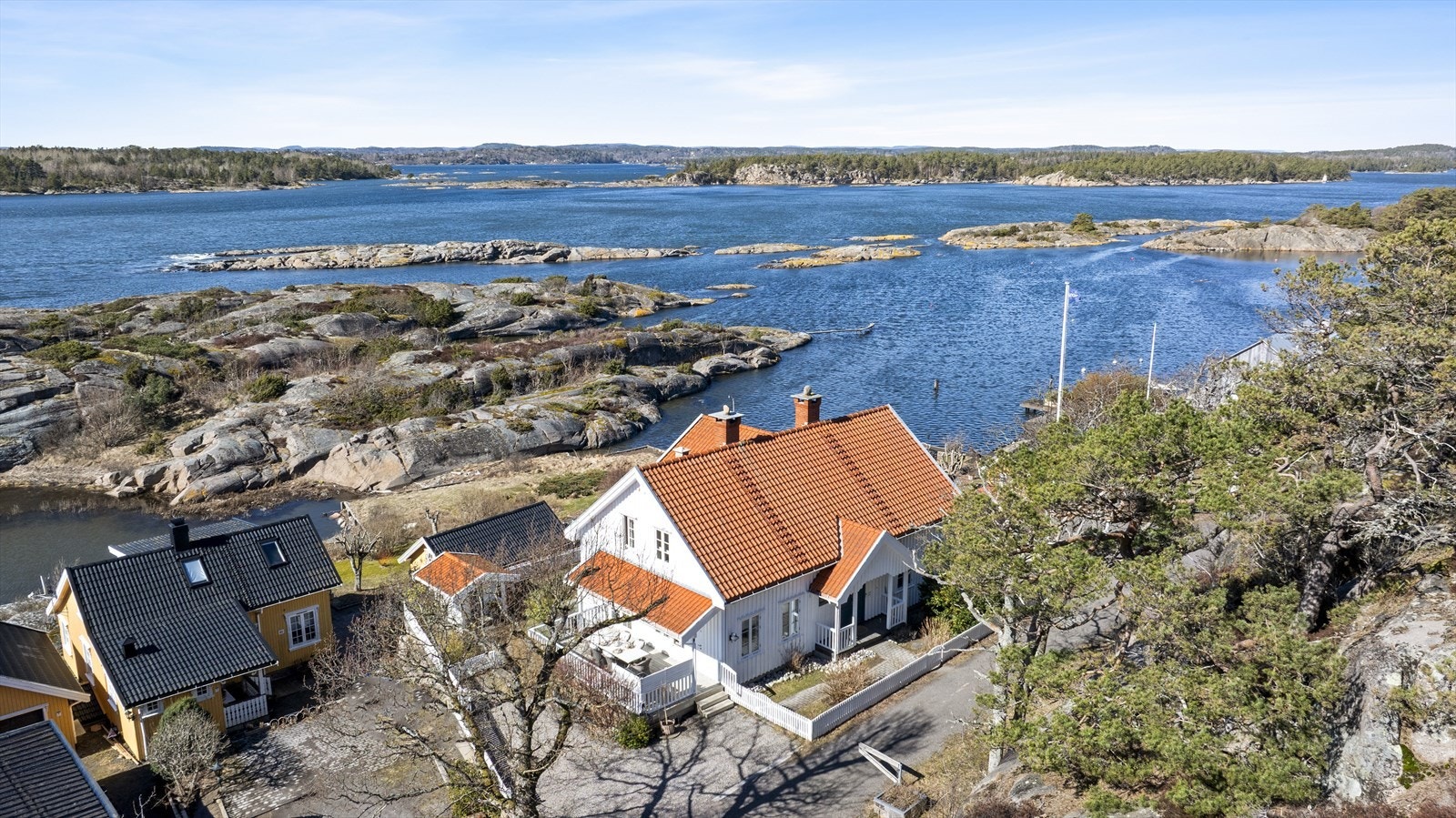 Høyt og fritt troner villaen, med frodig plen, nye terrasser og rik beplanting i en idyllisk hage. Galleribilde