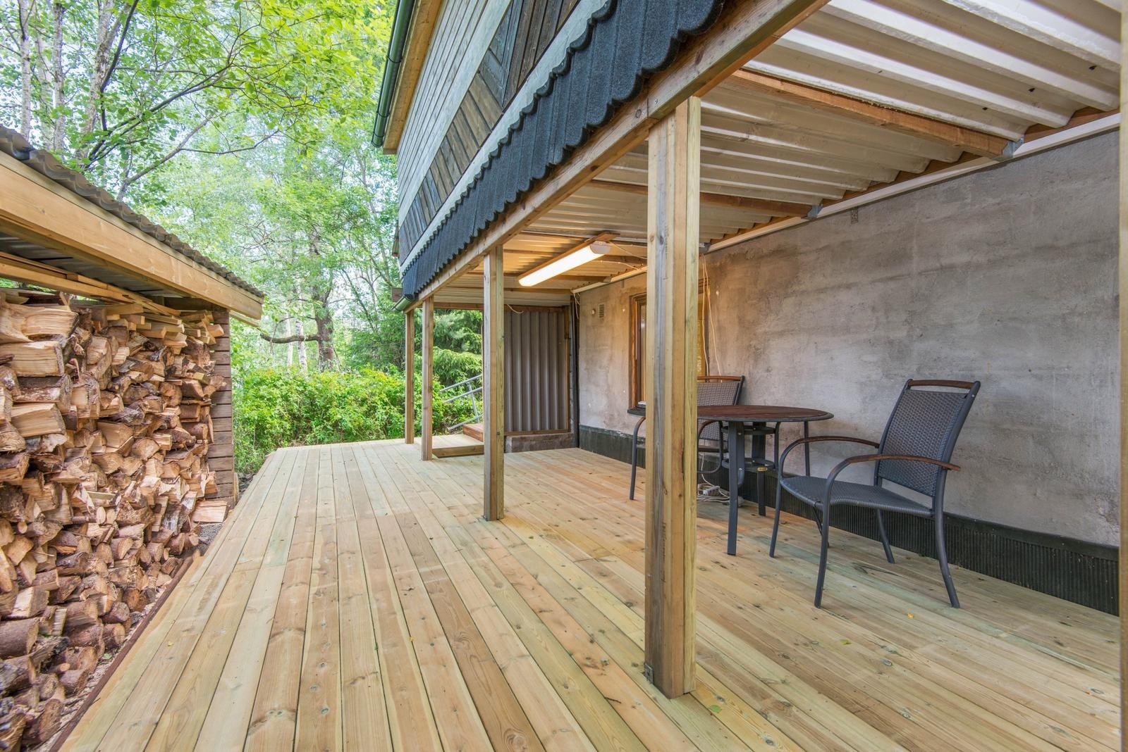 Egen skjemet terrasse like utenfor leiligheten. Galleribilde