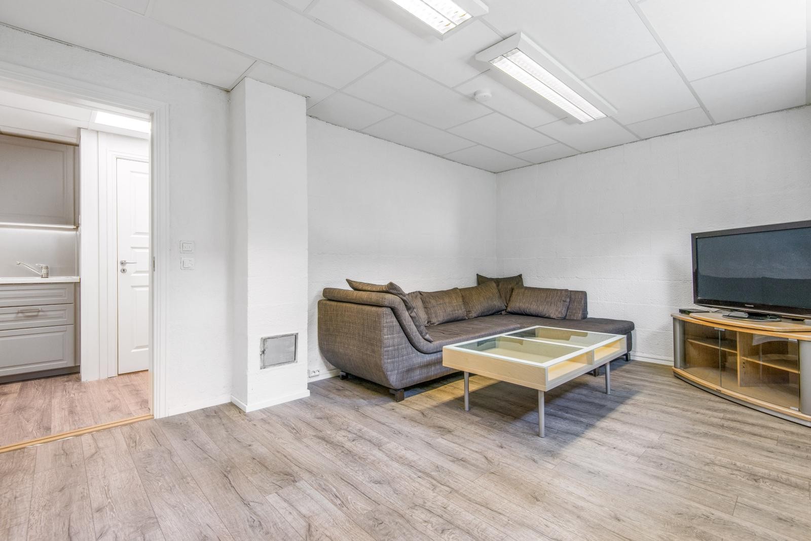 Her har man plass til både sofa og spisebord. Galleribilde