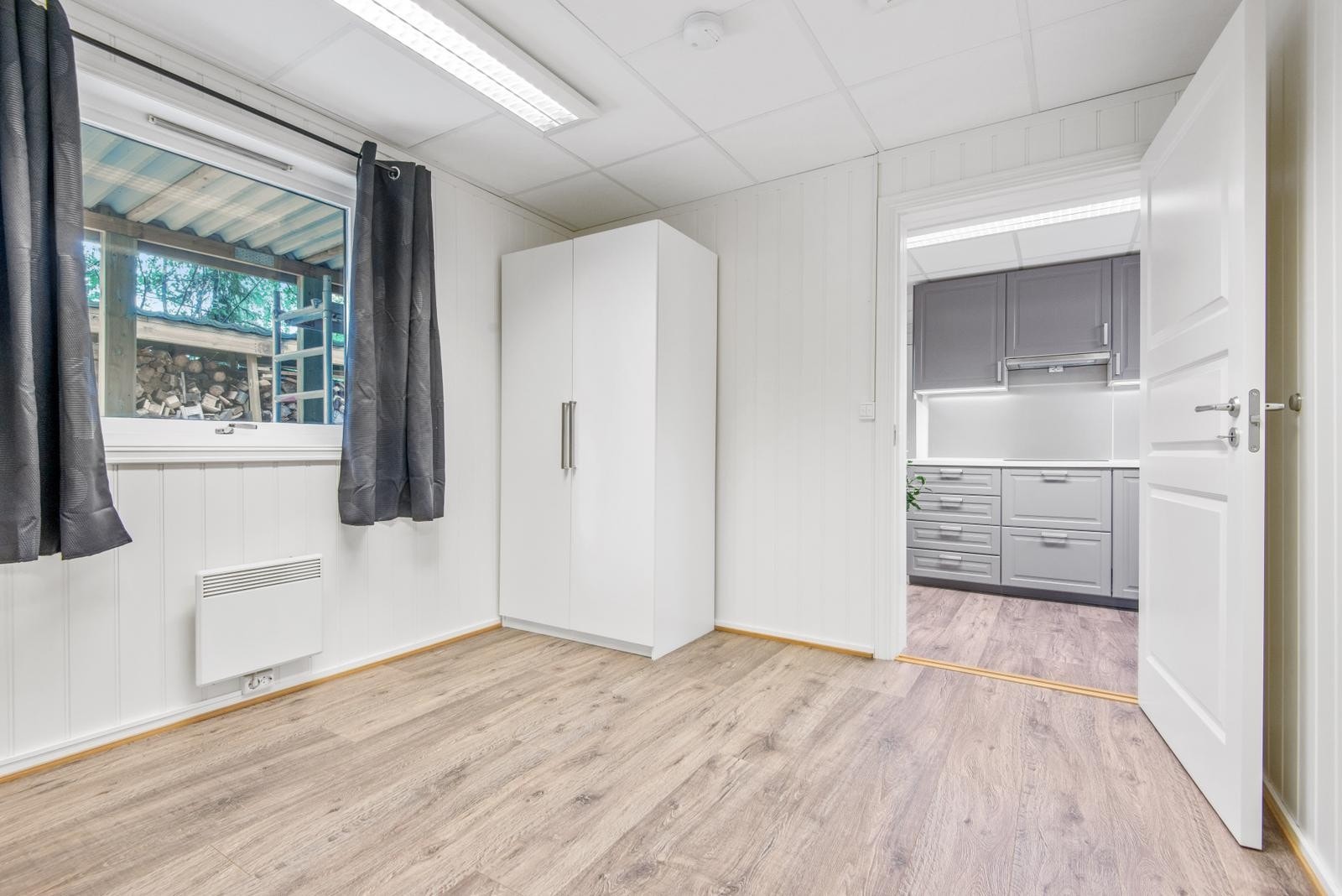 Soverom med plass til stor seng. Galleribilde