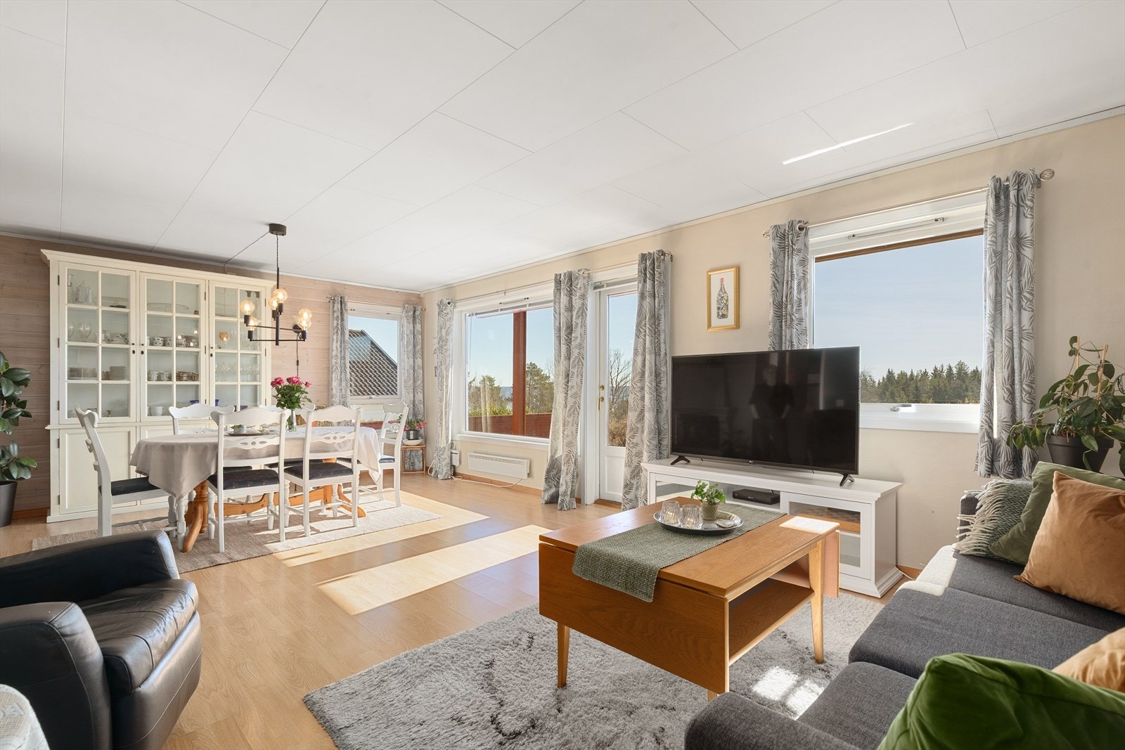 Stuen har en god planløsning med naturlig inndeling mellom stue- og spisestuedel, noe som gir gode møbleringsmuligheter. Galleribilde