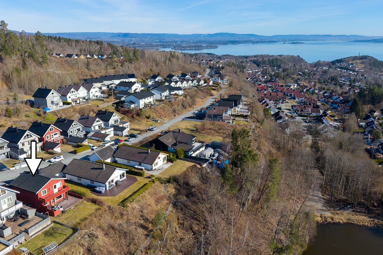 Boligen ligger i et veletablert boligområde med nærhet til både natur, sjø og gode servicetilbud. Galleribilde