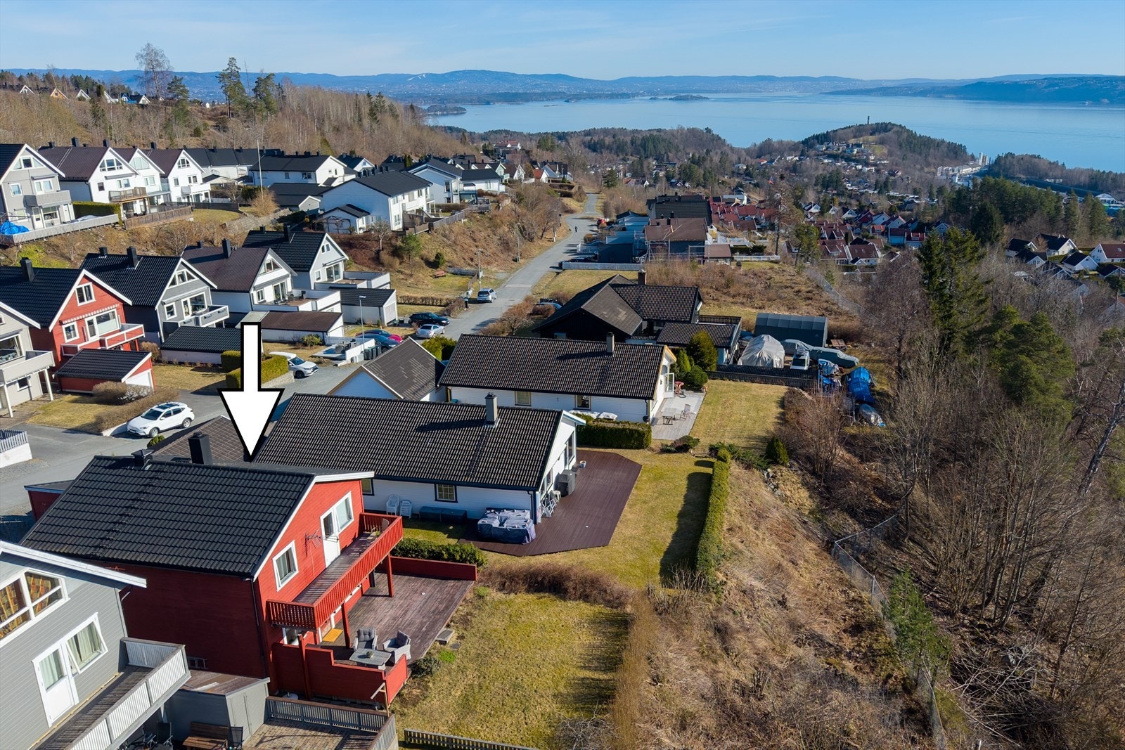 Boligen har en god planløsning, flere uteplasser og fine solforhold. Galleribilde