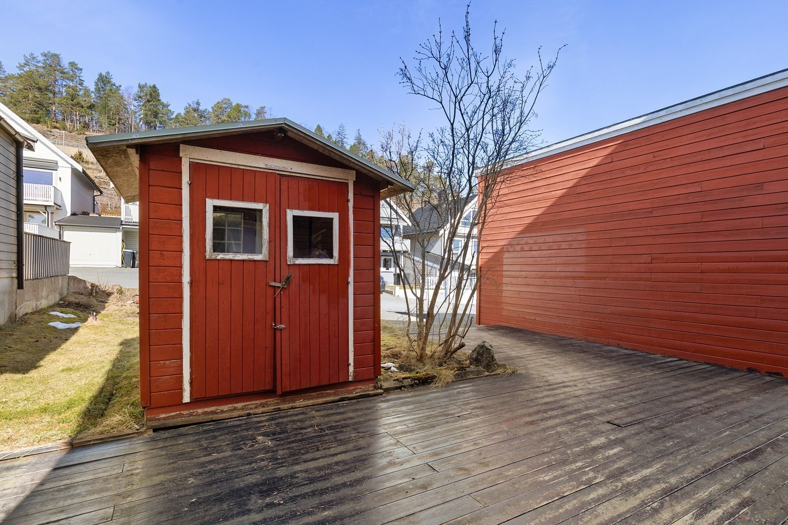 Godt med oppbevaringsplass i frittstående bod og utebod. Galleribilde