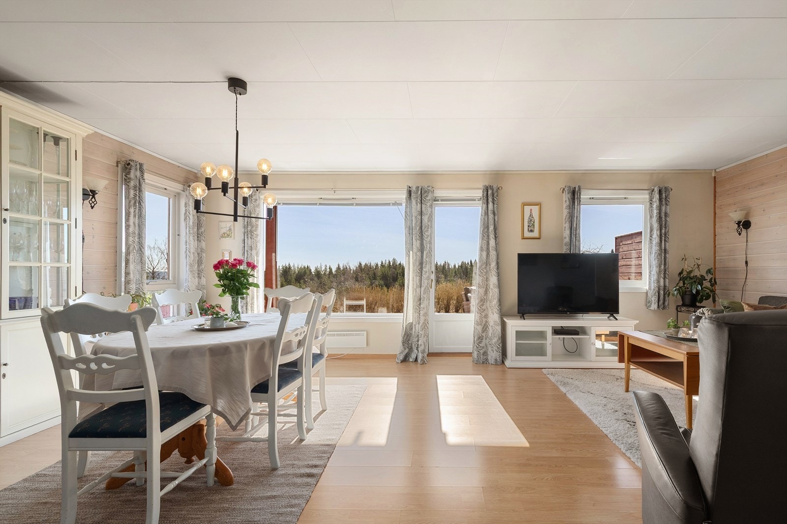 Lys og romslig stue med store vindusflater som slipper inn rikelig med naturlig lys. Galleribilde