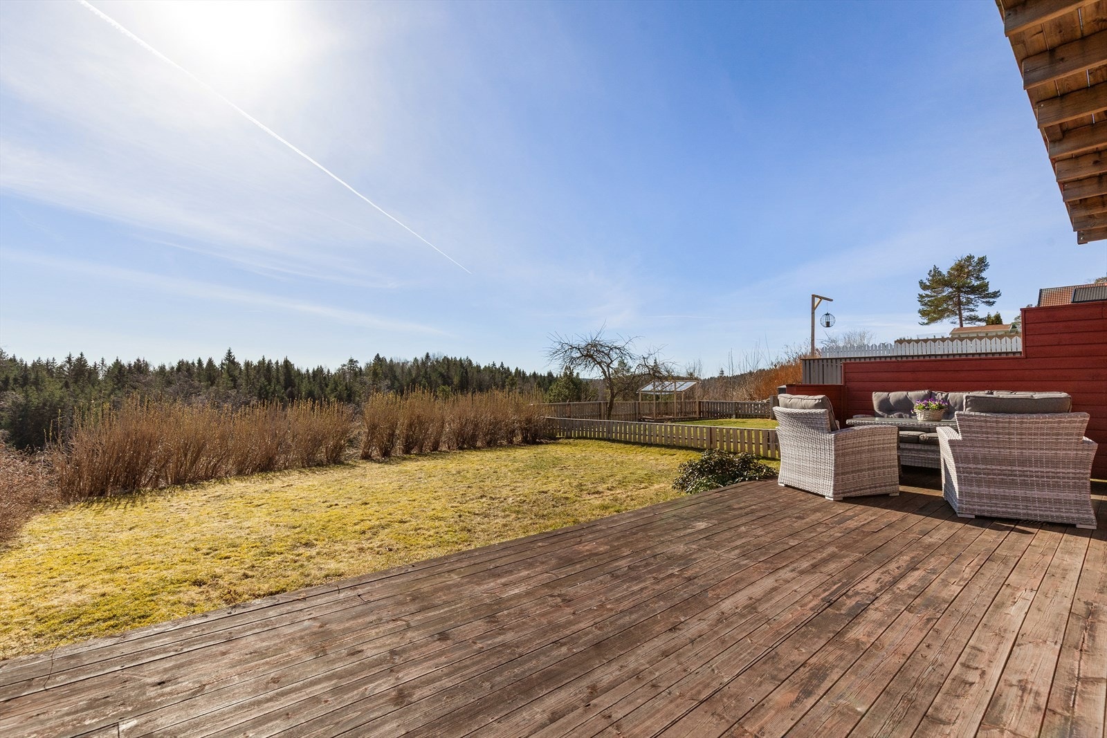 Fra stuen er det utgang til en romslig syd-østvendt terrasse på ca. 39 kvm og hage. Galleribilde