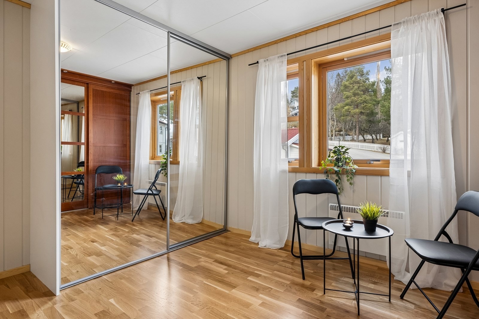 To store skyvedørsgarderober med god plass til oppbevaring. Galleribilde