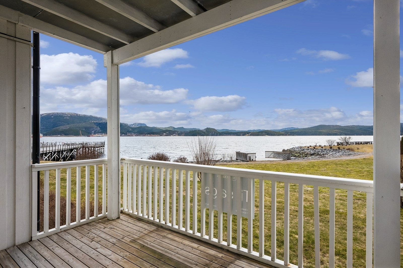 Takoverbygd terrasse hvor man kan nyte utsikt mot fjorden og havneinnfarten inn til Namsos. Galleribilde