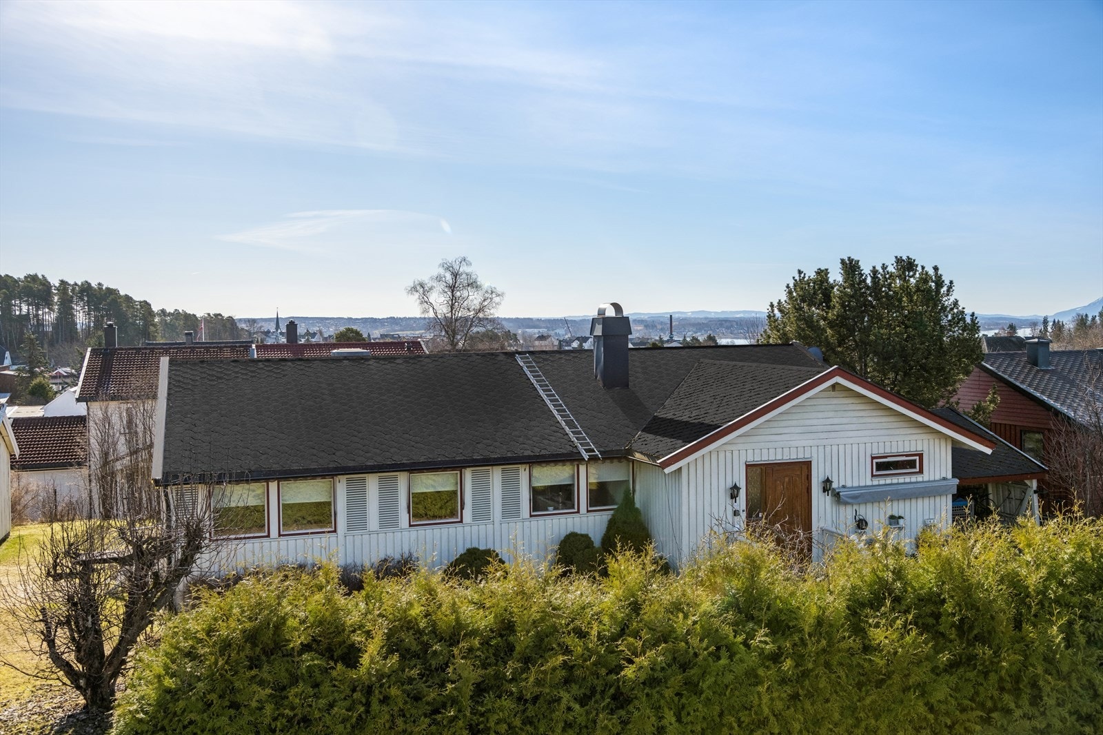 Boligen har en saltakskonstruksjon tekket med pappshingel og fasader med bordkledning. Galleribilde