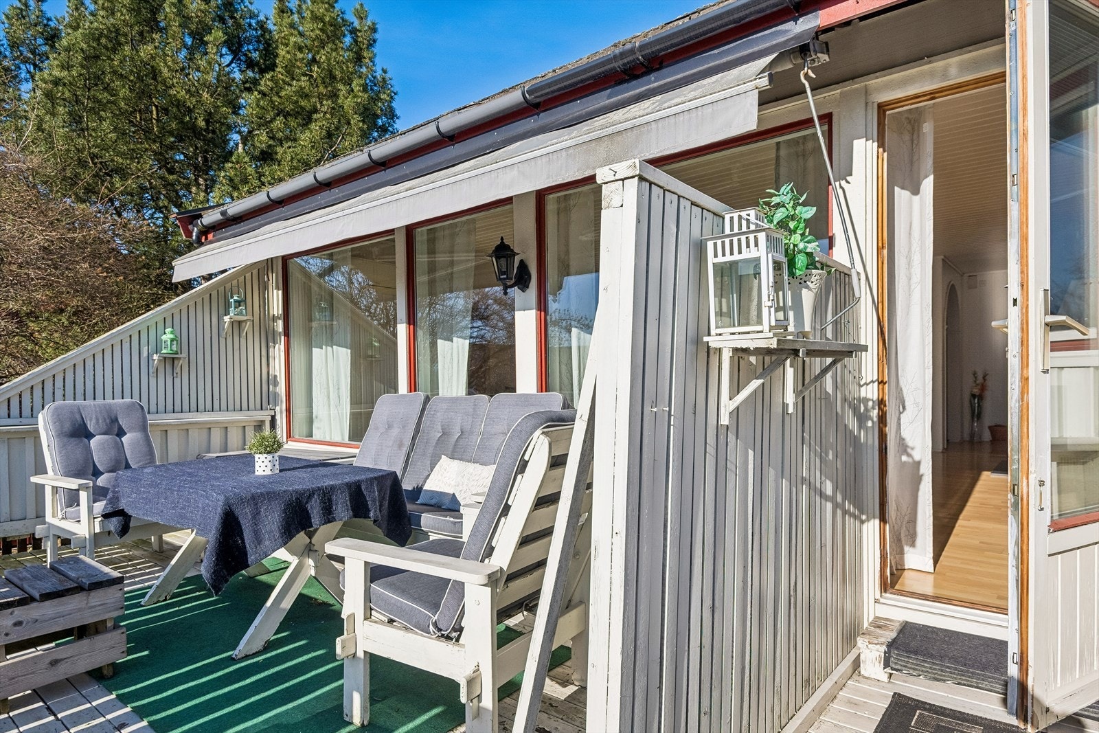 Terrassen har god plass til en hyggelig sittegruppe. Markise for solskjerming. Galleribilde