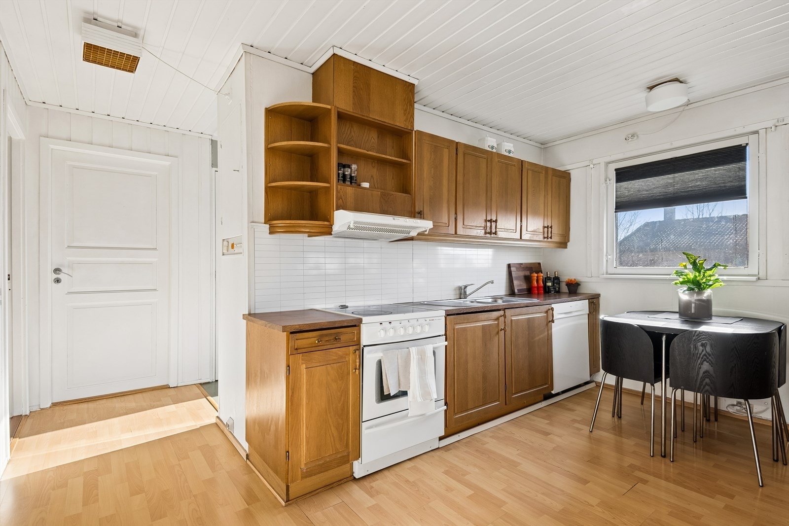 Kjøkkeninnredning fra 1990 med profilerte fronter og laminert benkeplate. Galleribilde