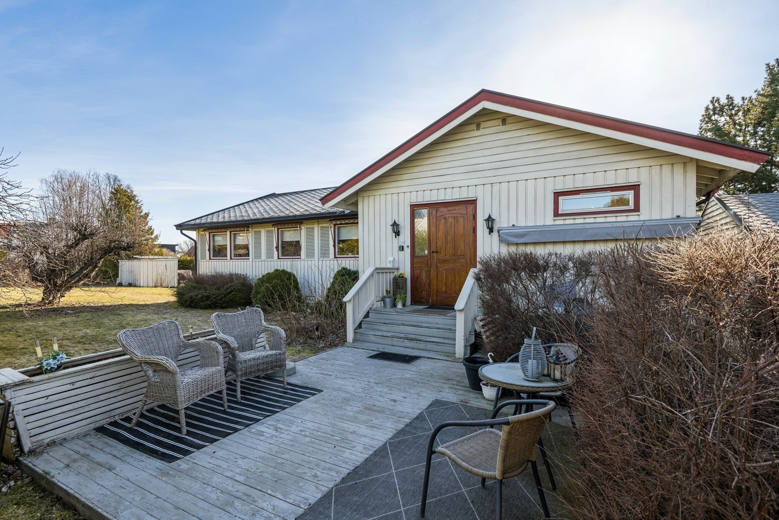 Ved inngangspartiet er det en terrengplatting med plass til utemøbler. Galleribilde