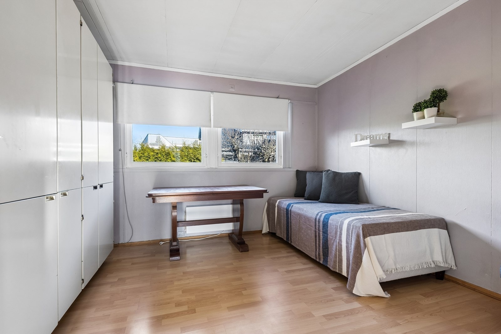 Det andre soverommet har plass til seng, skrivepult og oppbevaring. Galleribilde