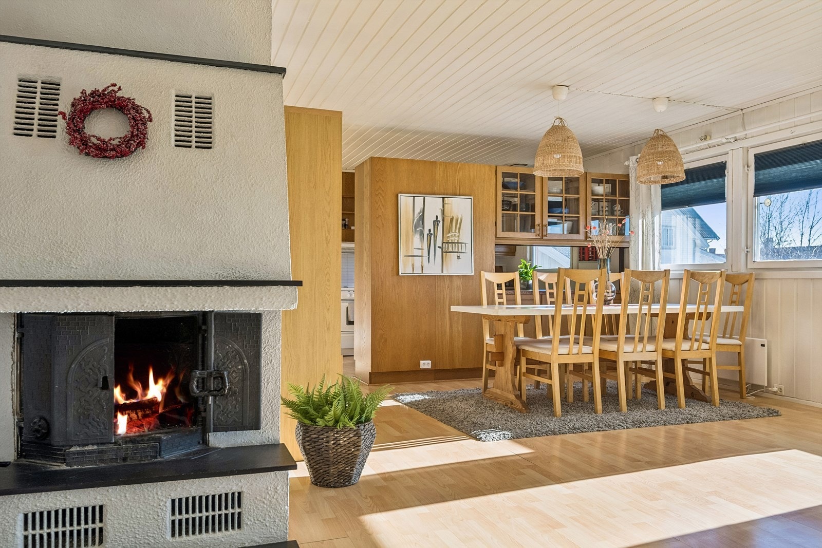 Spisestuen har god plass til langbord og er et naturlig samlingspunkt i boligen. Galleribilde