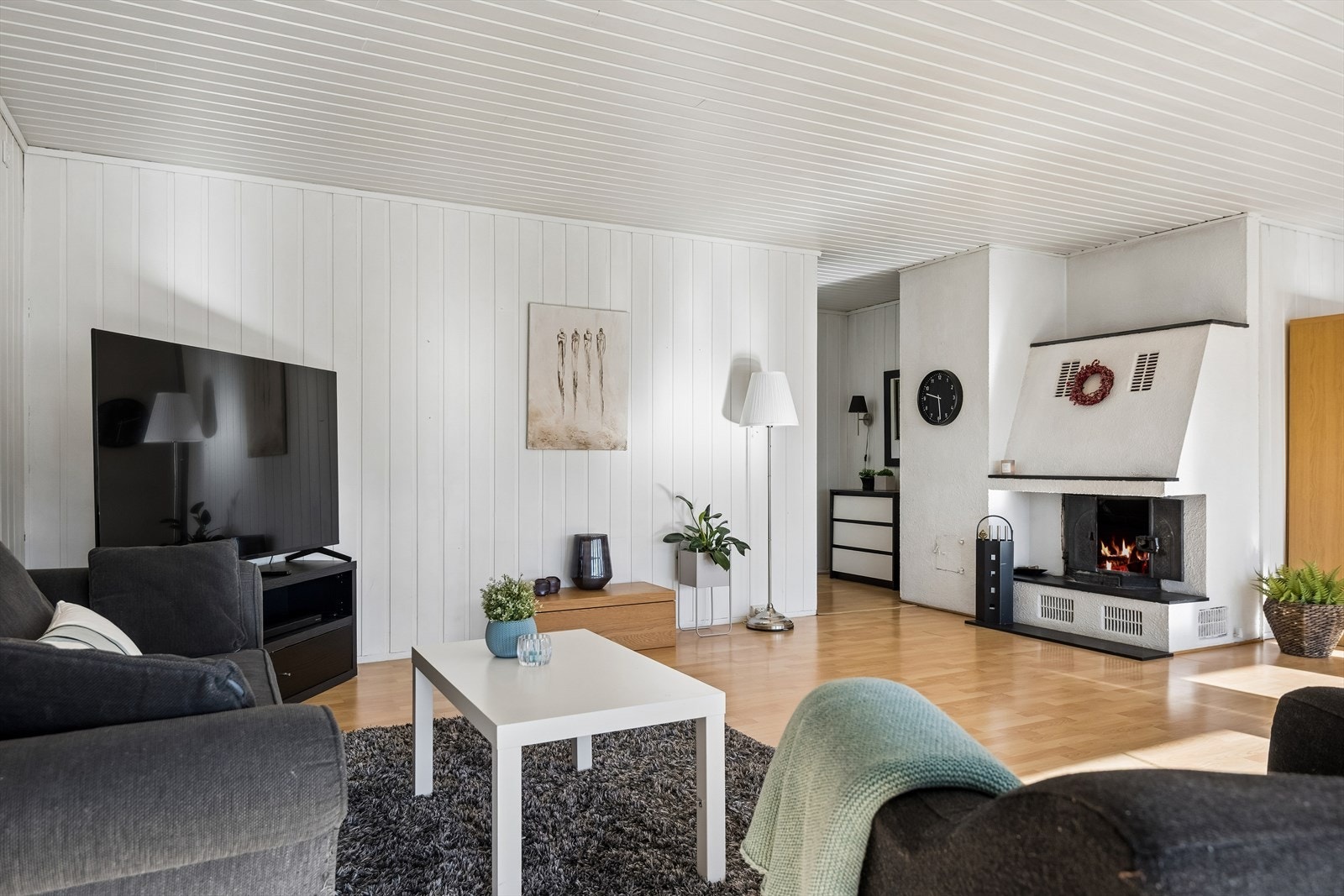 En peisinnsats fra Jøtul med murt omramming gir en effektiv og stemningsfull oppvarmingskilde. Galleribilde
