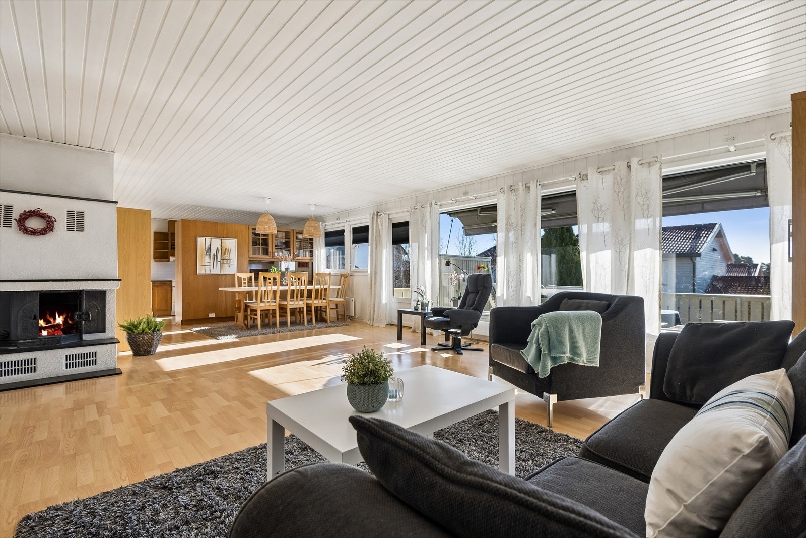 Den åpne løsningen mellom stue og spisestue skaper en sosial og luftig atmosfære. Galleribilde
