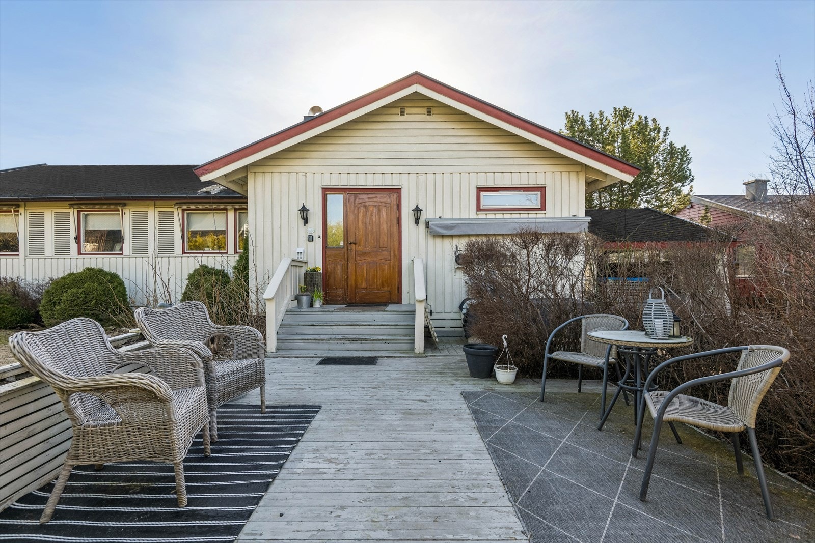 Hovedinngangen har en solid ytterdør i heltre fra 1985. Galleribilde