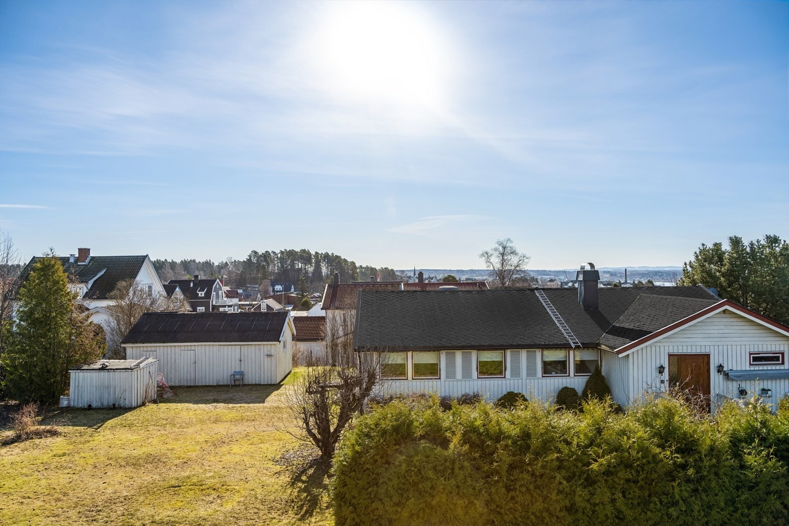 Enebolig fra 1974 med en praktisk planløsning over ett plan, carport og uthus. Galleribilde