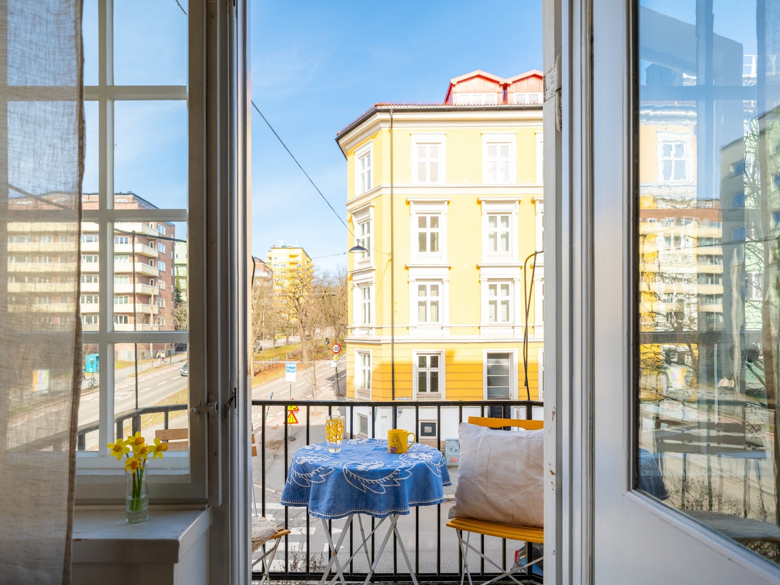 Her kan man nyte sin kaffe i morgensol. Galleribilde
