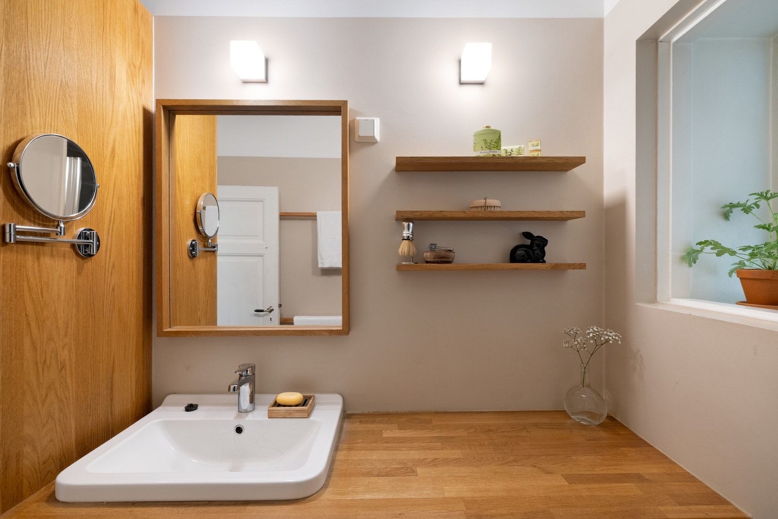 Badet er fra 2013/2014 og er innredet med snekkerbygd vegghengt møblement i heltre eik, ovenpåliggende servant, samt speil og belysning over servant. Galleribilde