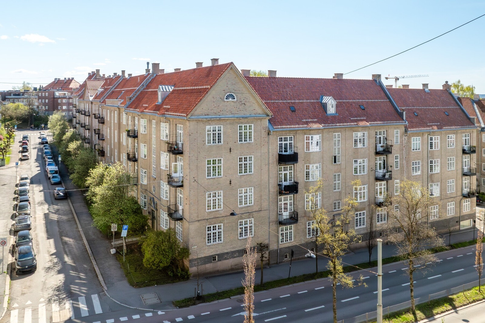 Gården er omgitt av en rekke fine grøntområder: Stensparken, Marienlystparken, Marienlystdalen, Bayern og Blåsen. Galleribilde
