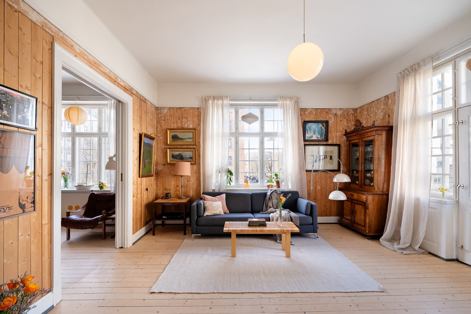 Her kommer du til en meget lys og sjarmerende 3-roms endeleilighet i klassisk bygård. Galleribilde