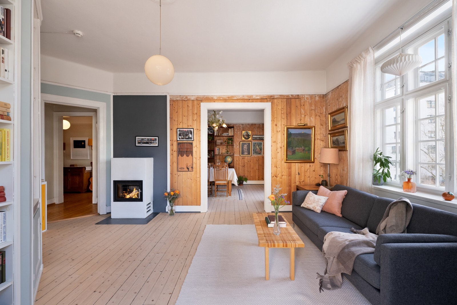 Det er en flott peisovn fra 2012 som tilfører både varme og hygge til rommet. Galleribilde