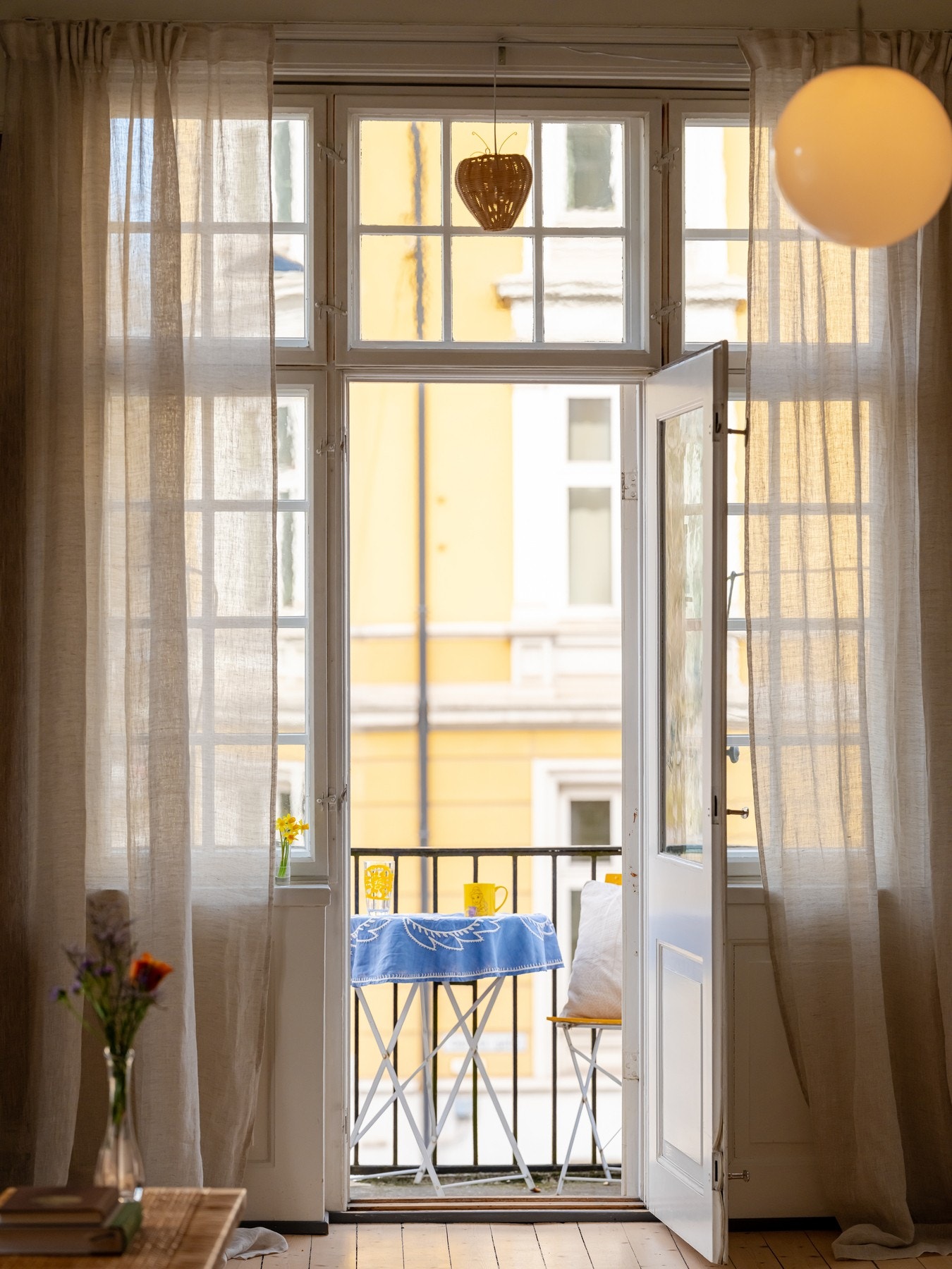 Fra stuen er det utgang til en meget hyggelig balkong på 2m² beliggende mot Gørbitz' gate. Galleribilde