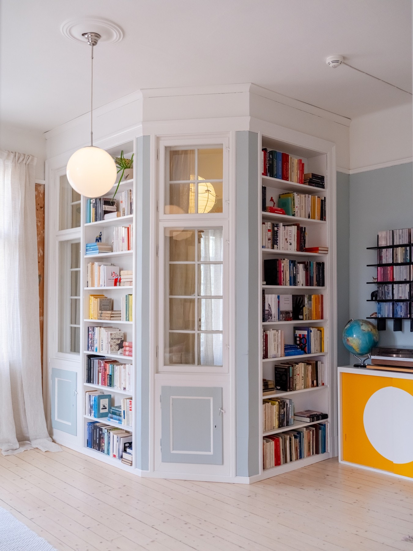 Dette lille "rommet i rommet" skaper flott karakter uten a det tar for mye plass. Laget bl.a. med originale vinduer, skapdører og lister fra gården. Praktisk med 2 store bokhyller. Galleribilde