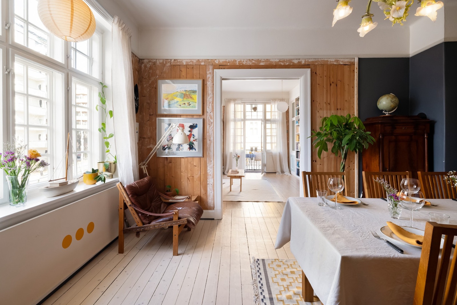 Spisestue mot stuen. Leiligheten ligger på hjørnet, og med store vindusflater oppleves den som meget lys. Galleribilde