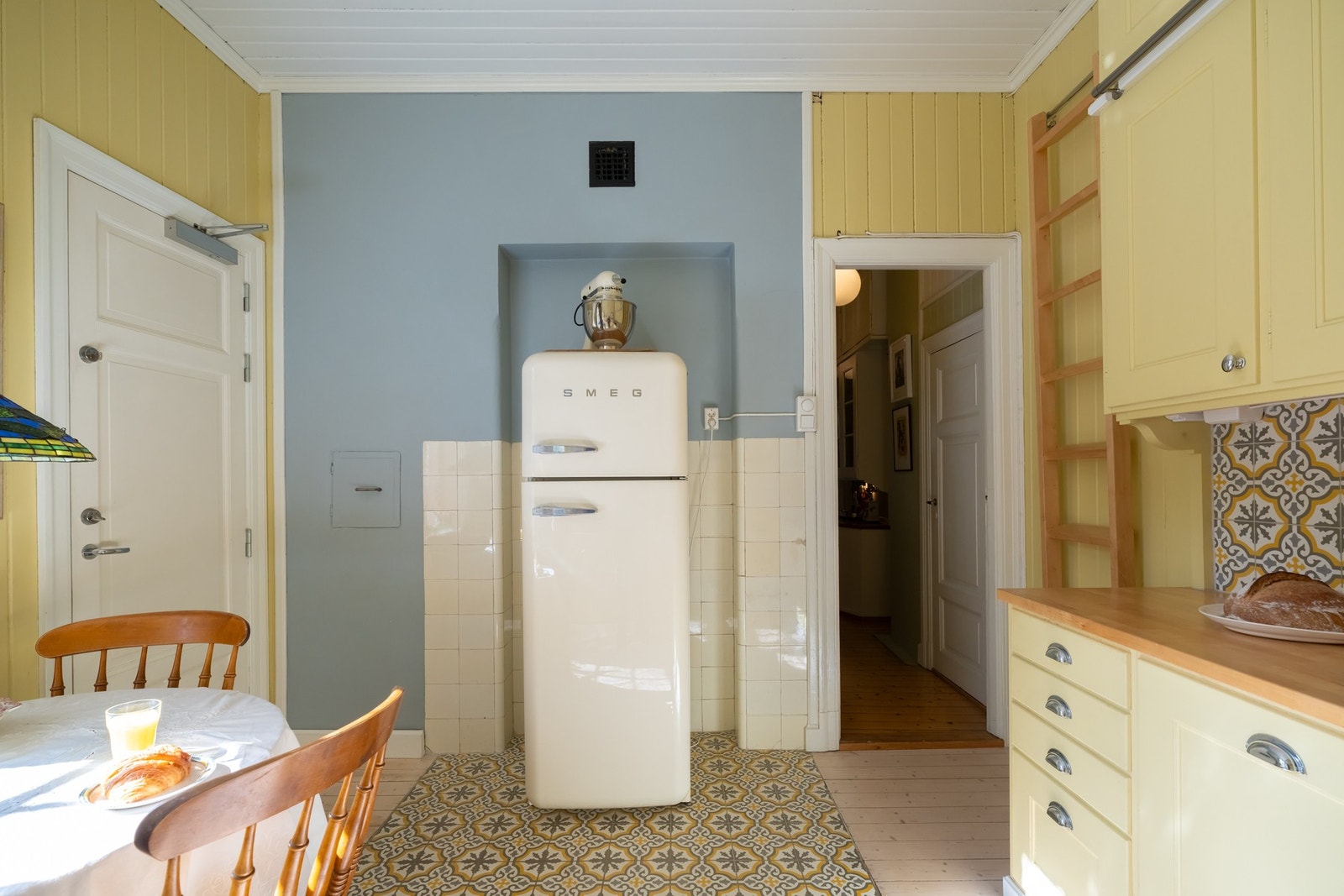 Det er også plass til et frittstående kjøleskap med fryser. Galleribilde