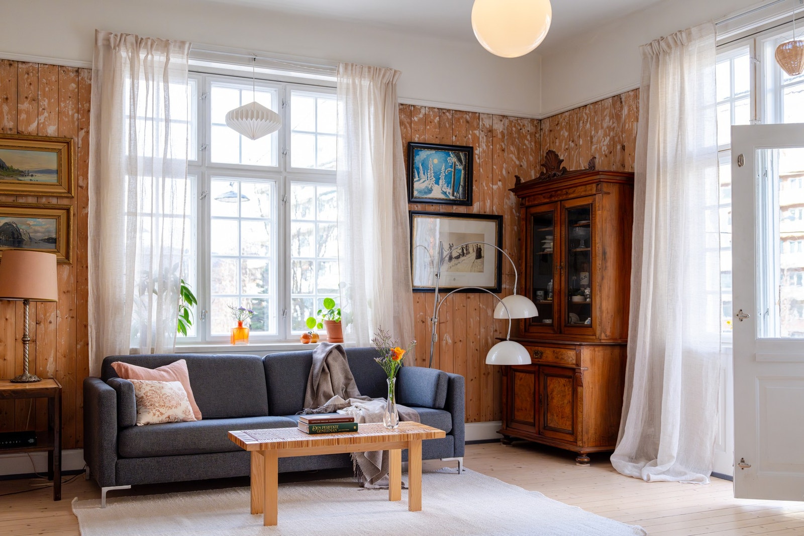 Det er store, originale klassiske vinduer som gir rikelig med naturlig lys fra flere kanter og en god romfølelse. Galleribilde