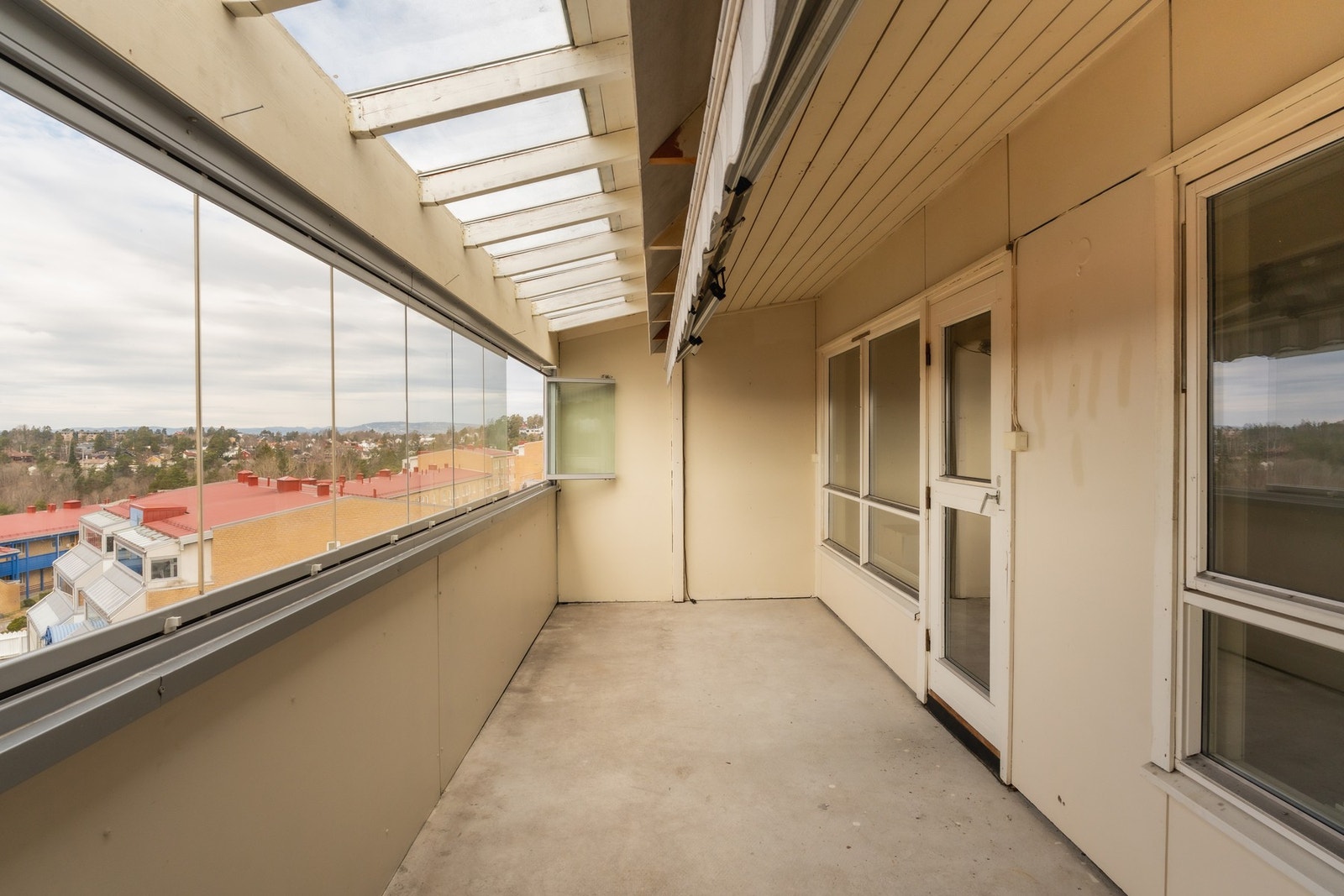 Stor innglasset balkong på ca. 16 kvm med flotte møbleringsmuligheter og god plass til både lounge- og spisegruppe Galleribilde